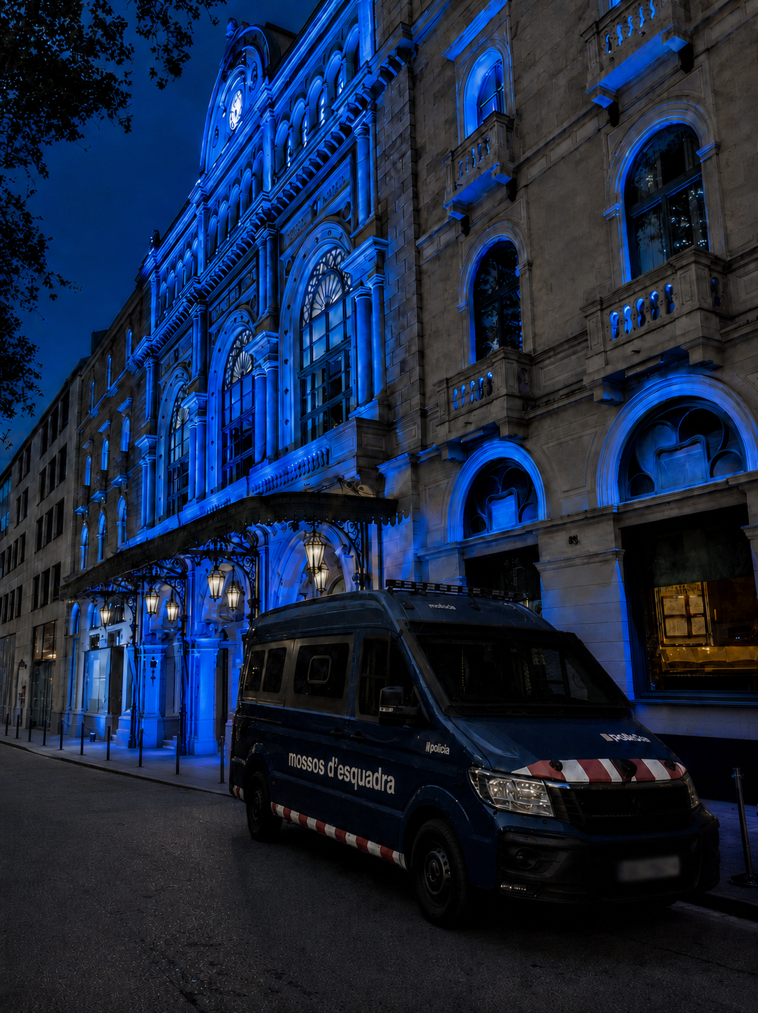 Furgoneta de Mossos d'Esquadra de nit